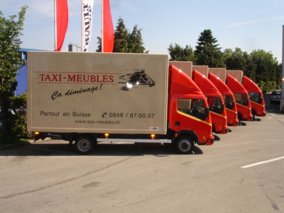 Image Pose d'autocollants sur flotte de camions Taxi-Meubles - Perroy / Vaud